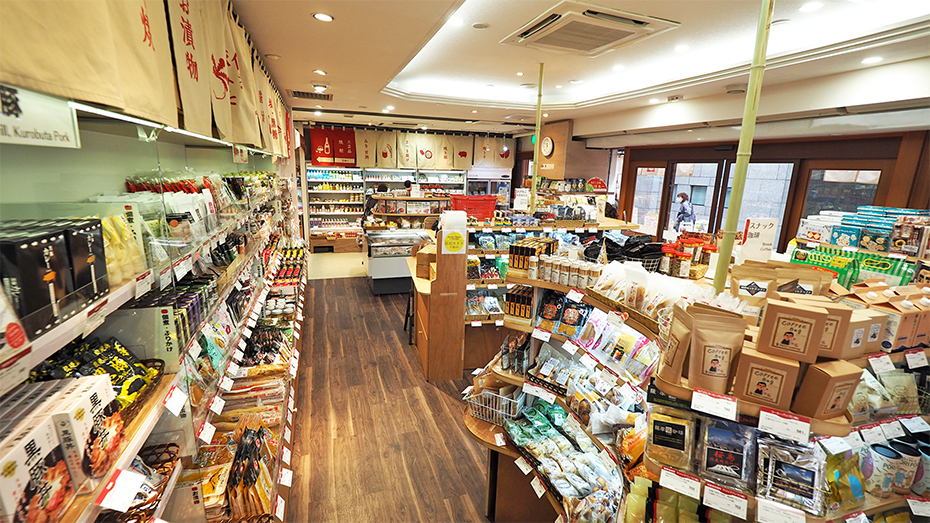 鹿児島の選りすぐりの特産品・お土産が並ぶ かご市店内